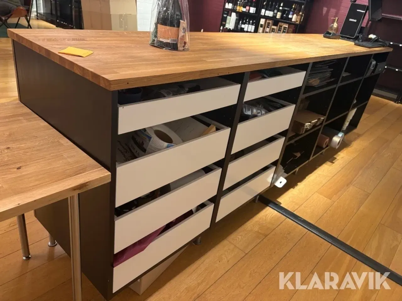 Billede 12 - Butiksinventat - kasseapparat, disk og indskudsborde