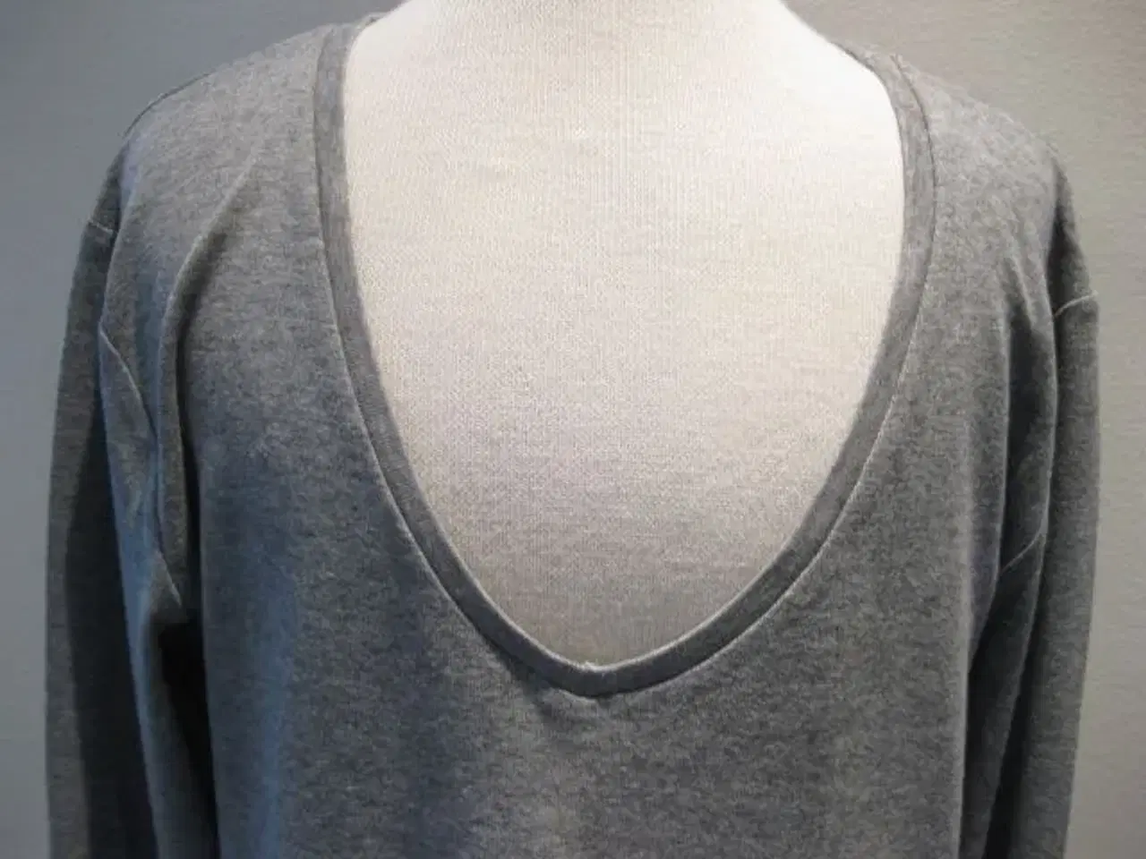Billede 2 - Str. L, grå elastisk bluse