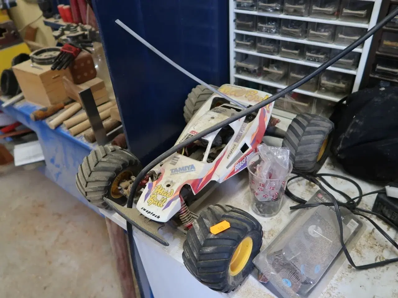 Billede 18 - Div. Plejemidler, skruer, møtrikker, racerbiler m.m.