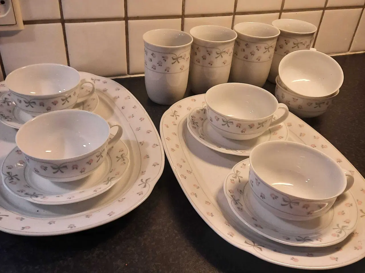 Billede 2 - Emely Rose 18 dele 150kr