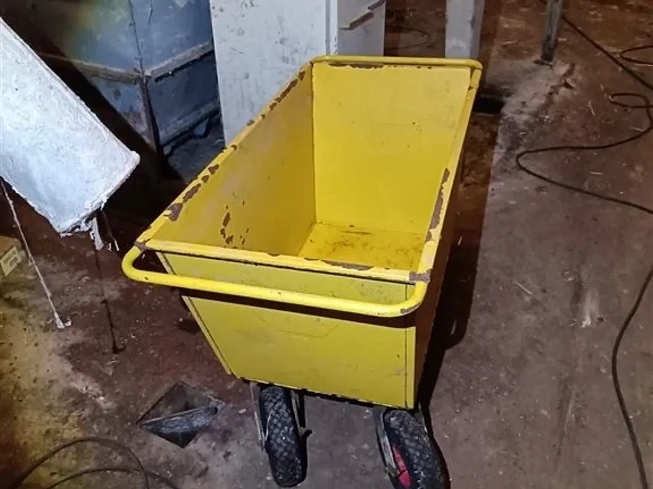 Billede 1 - - - - Fodervogn 4 hjulet ca. 200 liter