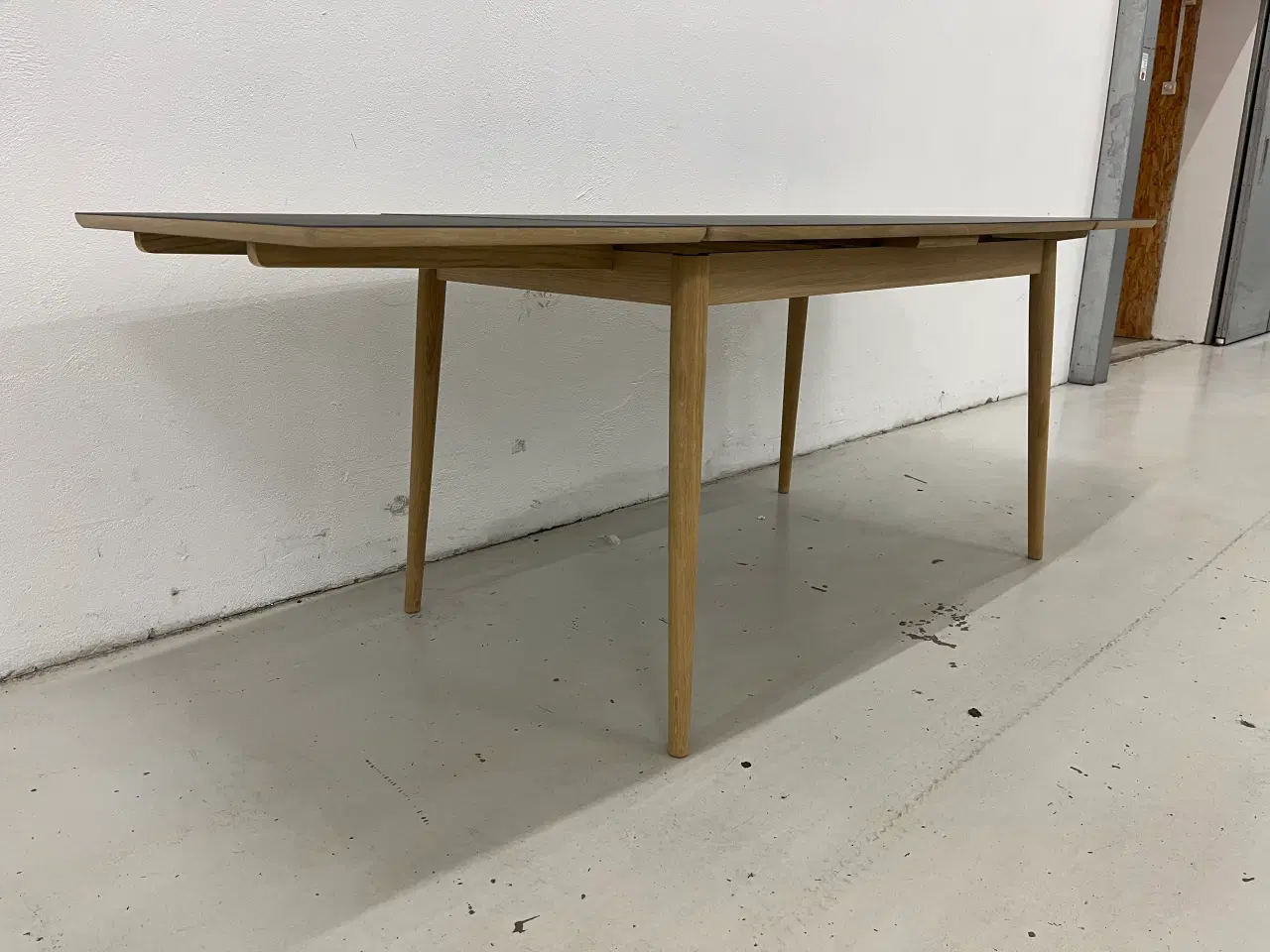 Billede 9 - Curve spisebord fra Pbj design sort linoleum og Eg