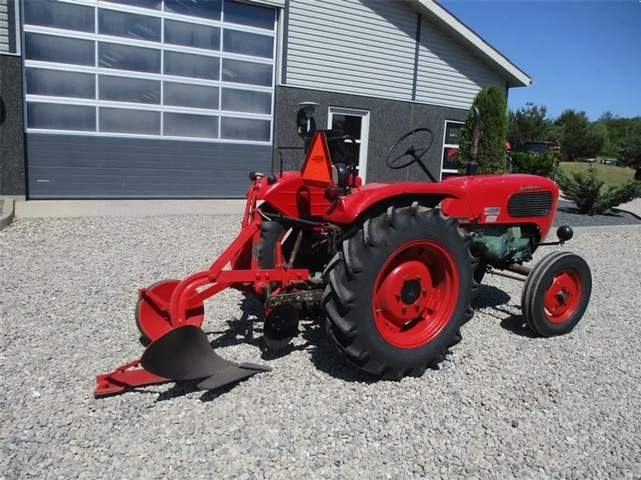 Billede 9 - - - - Komplet sæt med traktor og Plov. Güldner 17 HK traktor og 1furet Langeskov plov. Prisen for sættet komplet.