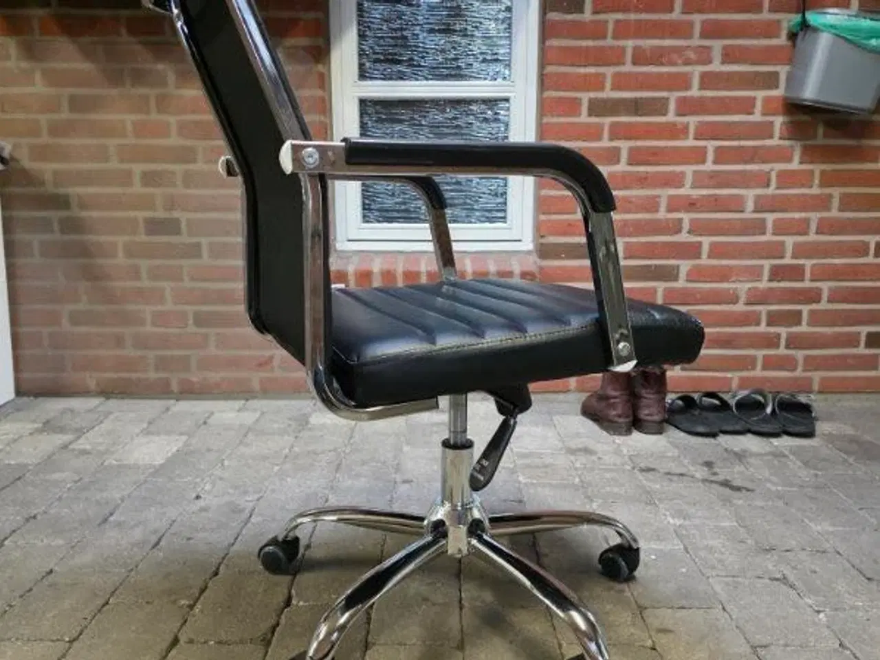 Billede 1 - Skrivebord, kontorstol og 2 reoler 