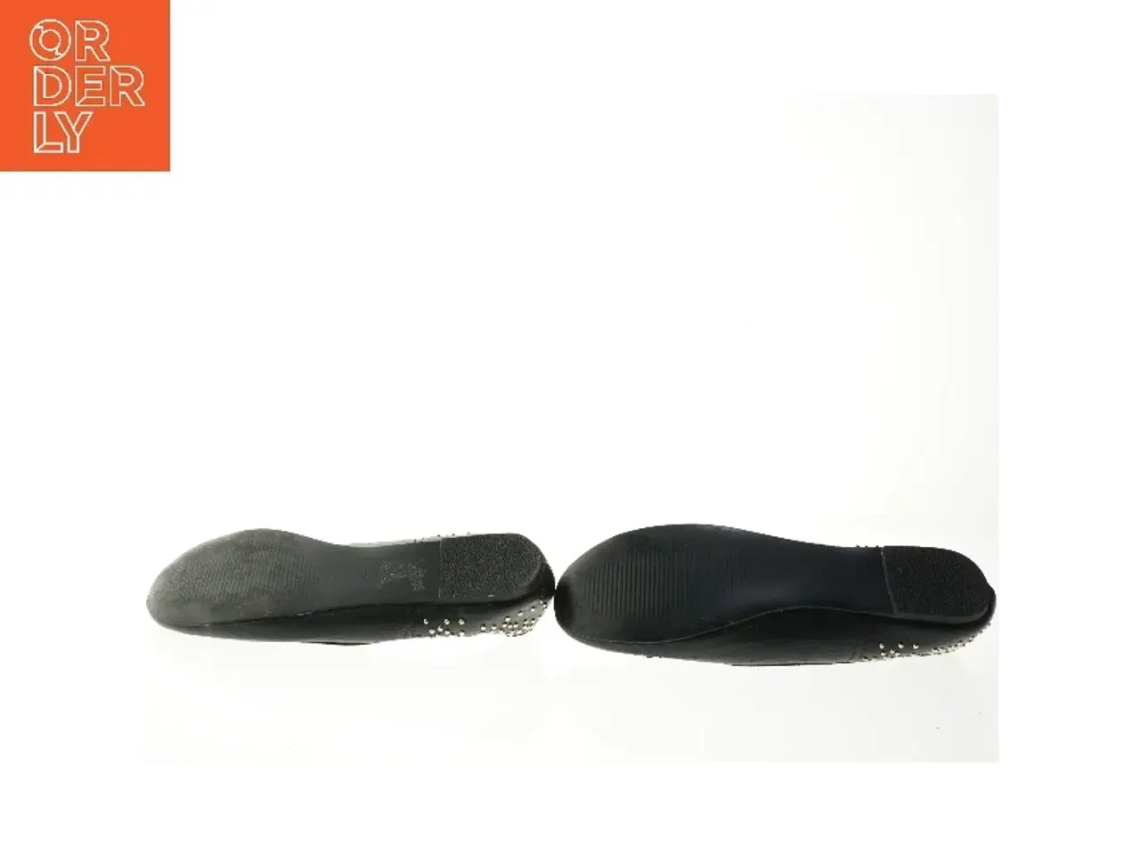 Billede 4 - Sorte flade sko med nitter fra Jennika (str. 40)
