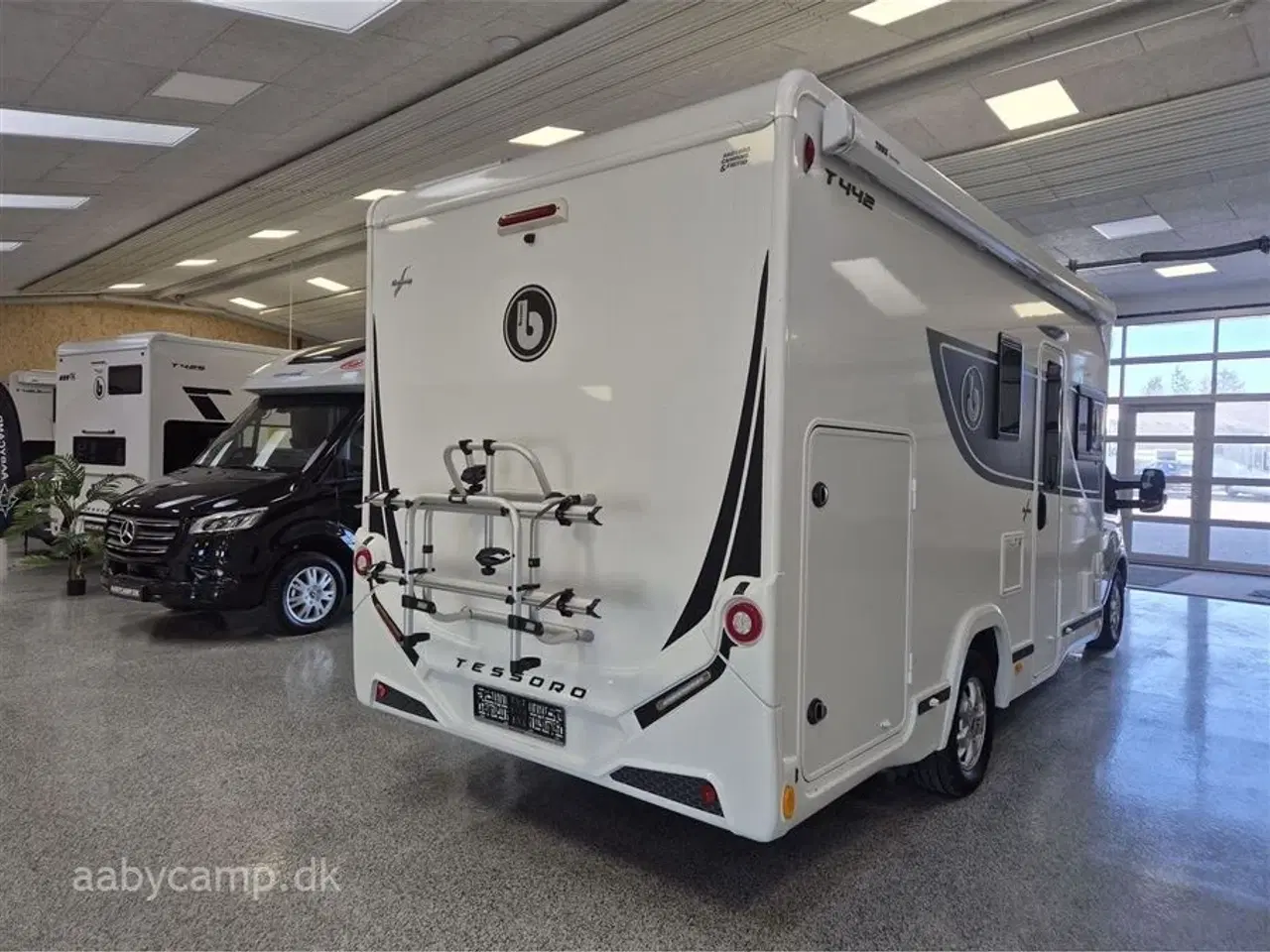 Billede 2 - 2022 - Benimar Tessoro 442   Nk. Pakke. automatgear. solcelle. 2x Agm Batterier. markise. udv. gasudtag. cykelstativ. sælges kun til cvr !!!