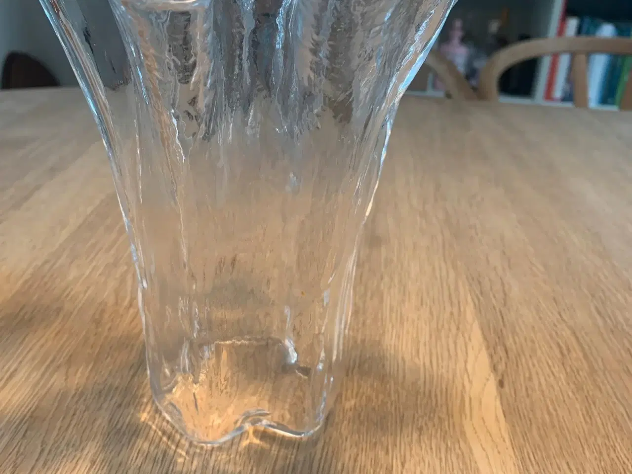 Billede 1 - Tulipanvase i klar riflet glas