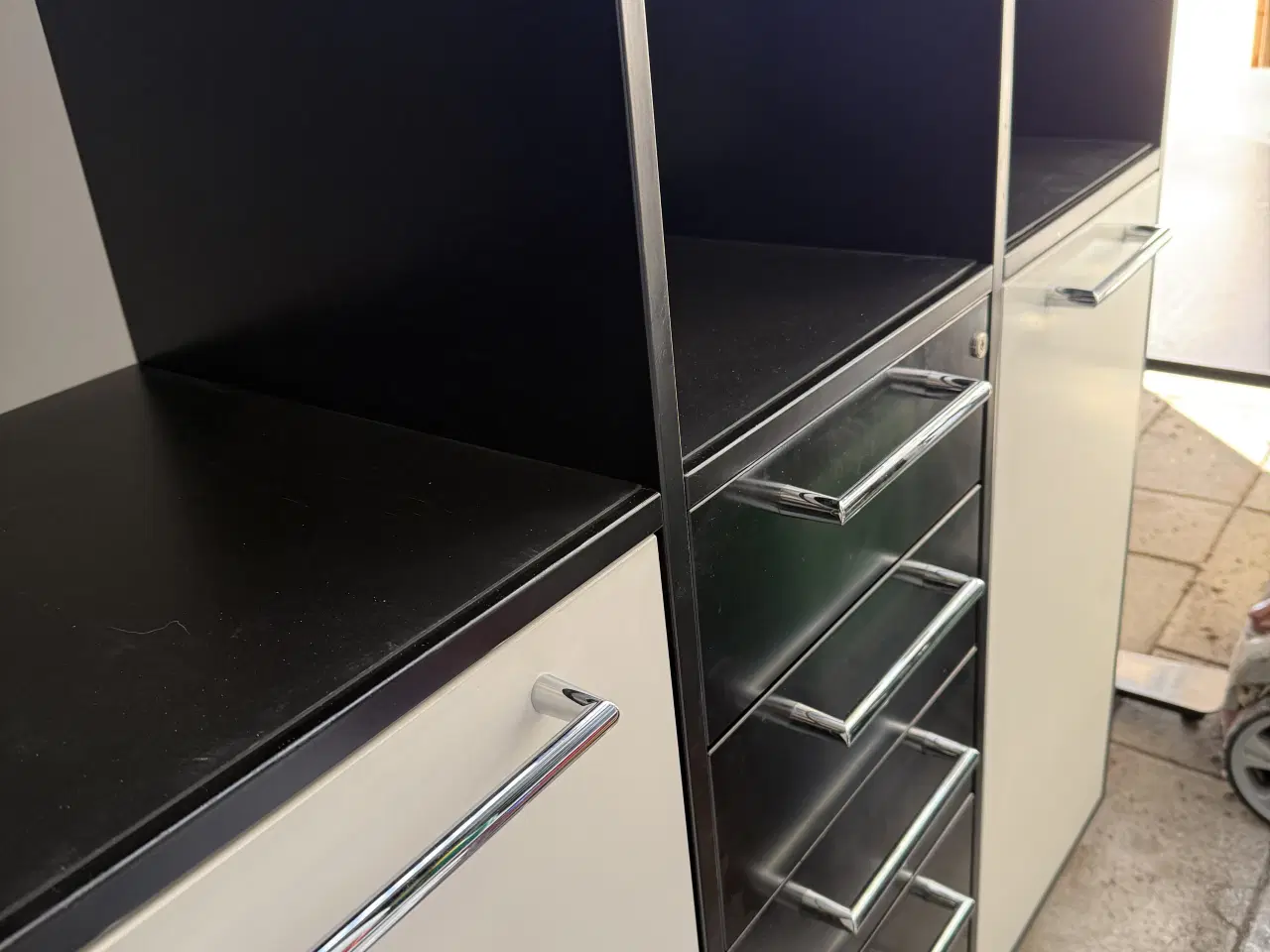 Billede 3 - Sort kontorreol, hvide låger