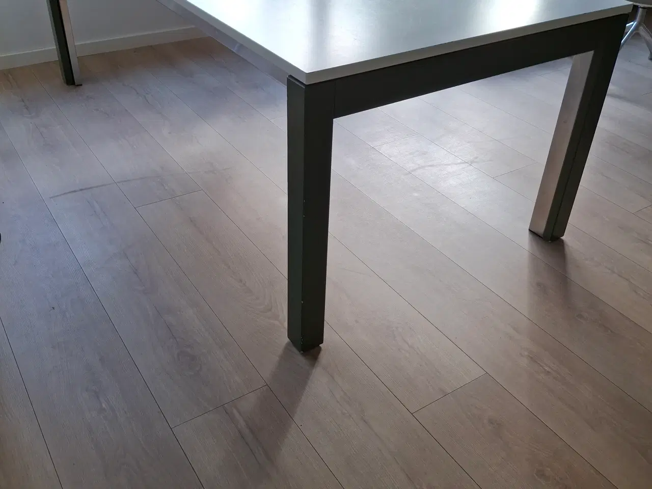 Billede 1 - Spisebord hvid laminat plade træ og stål ben