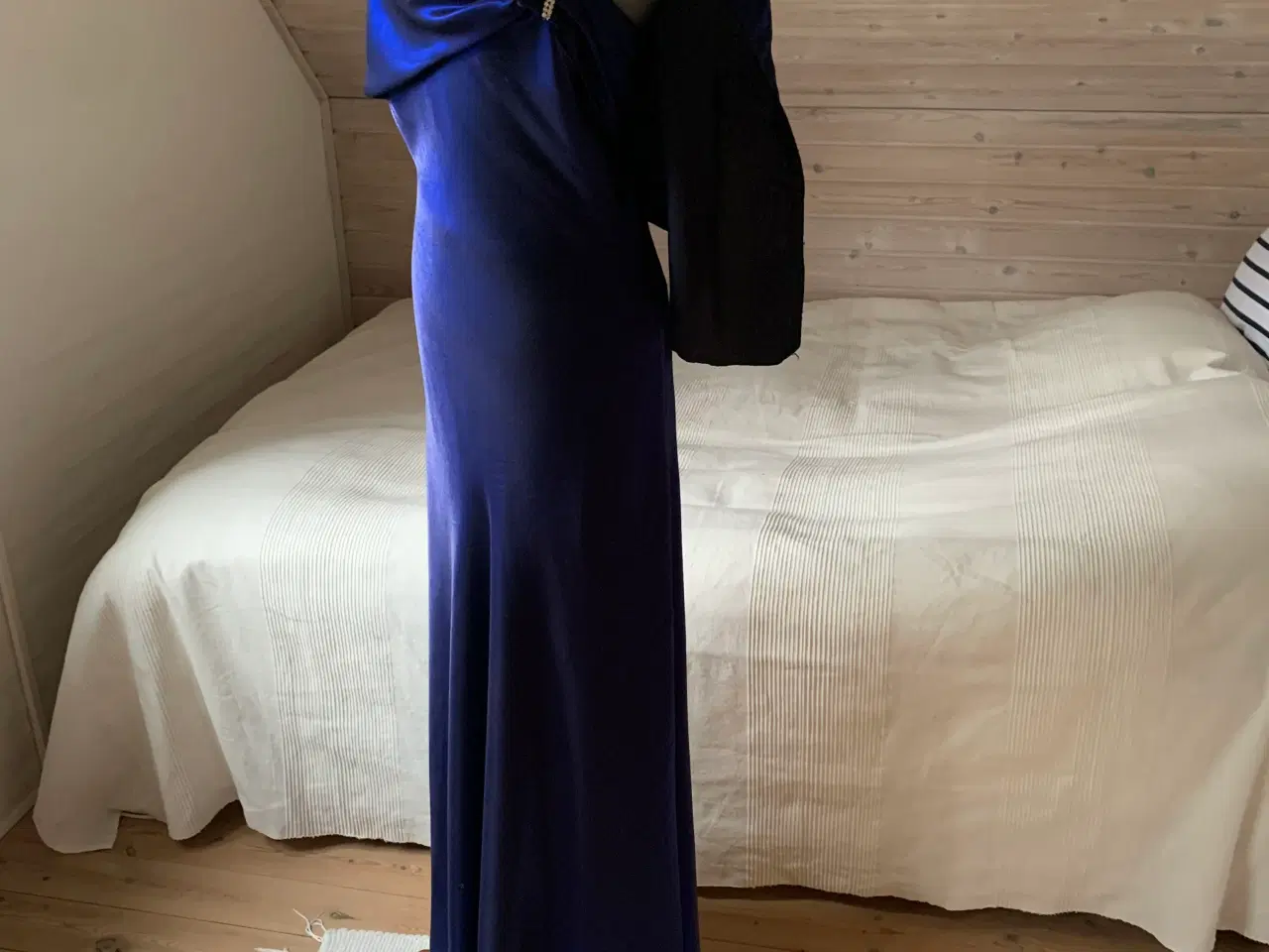 Billede 1 - Gine  og kjolen følger med