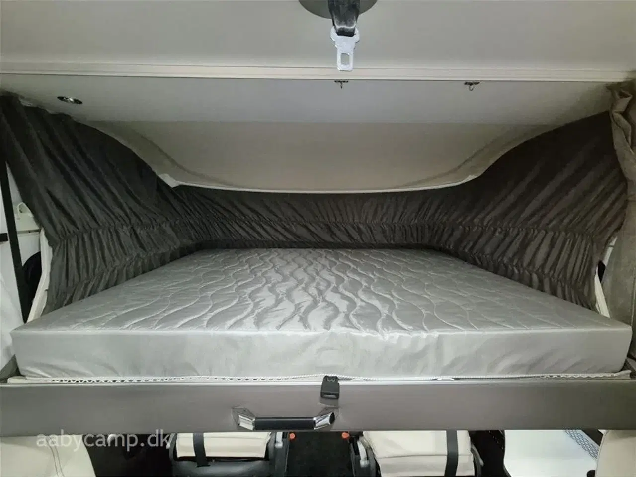 Billede 11 - 2024 - Benimar Amphitryon 967 Northautokapp   Nk.Pakke. Automatgear. solceller. 200Ah Lithium. 2000W inverter. luftundervogn på bagaksel. Hydrauliske støtteben. Alarm. Gasbageovn. Elektrisk tømning af frisk/spildevand. 3m vandfilter. tv samt internet antenne. Kan vejes op til 4400 kg.