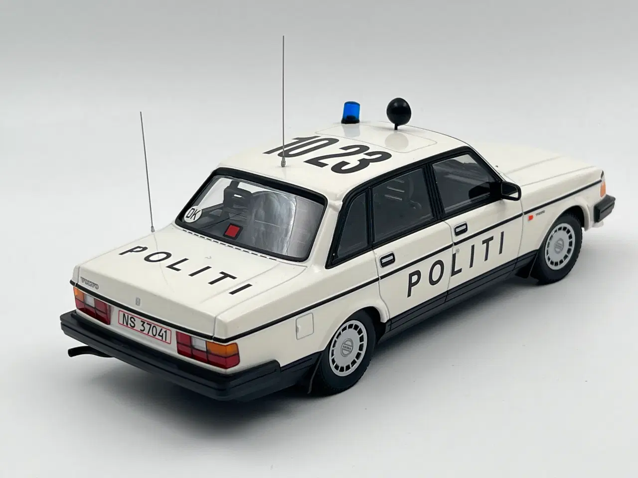 Billede 4 - 1986 Volvo 240 GL Dansk Politibil - 1:18