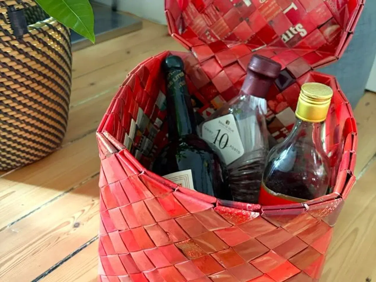 Billede 5 - Stor kurv med låg. Håndflettet.