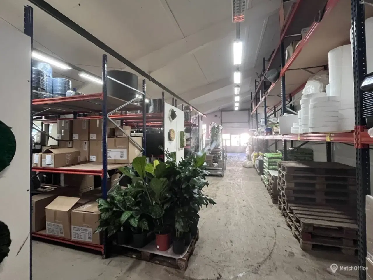 Billede 2 - Stor hal med med ledhejseport. kontor, køkkenfaciliteter og toilet med bad.