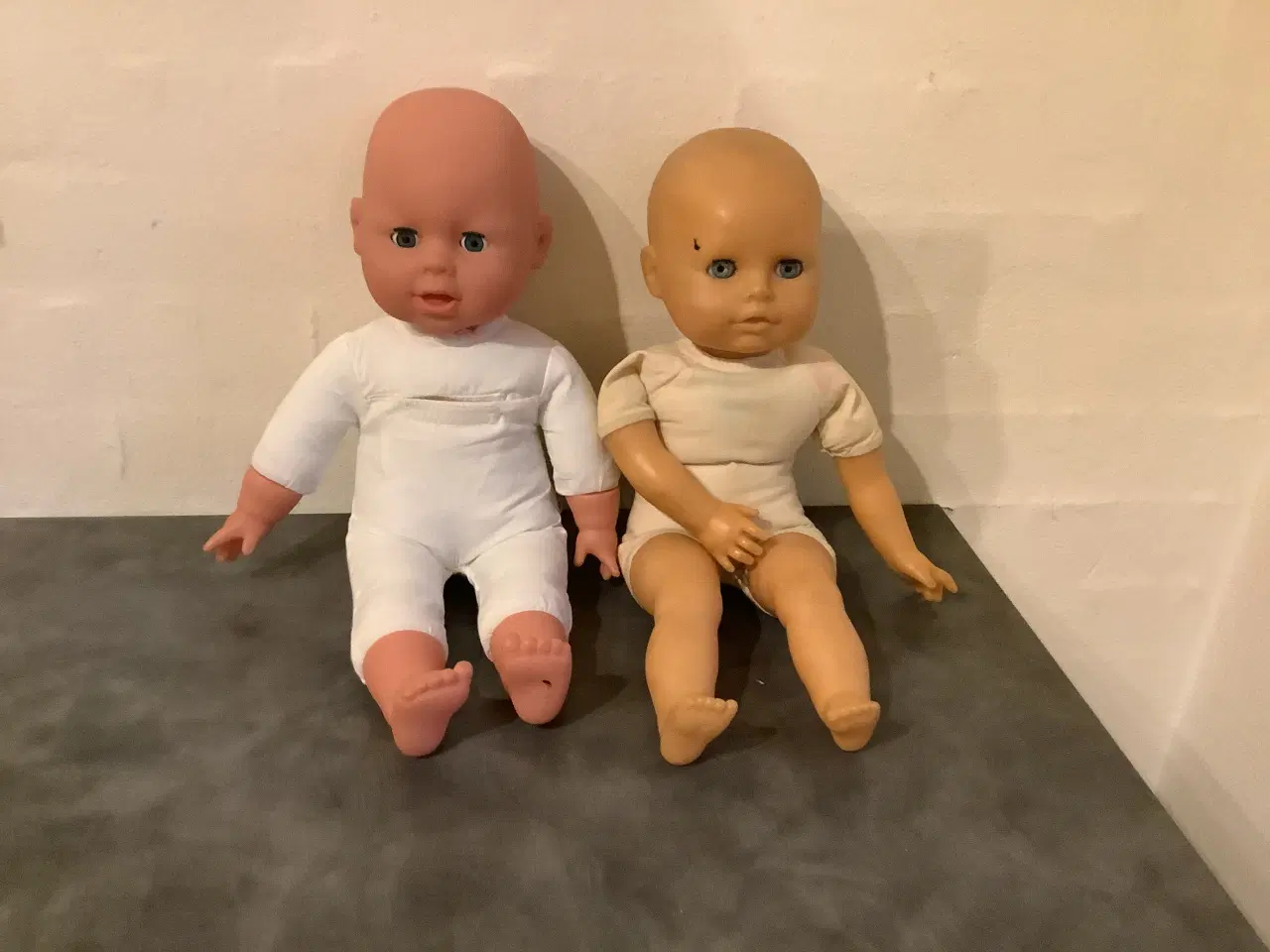 Billede 1 - 2 dukker den ene er med batteri + tøj
