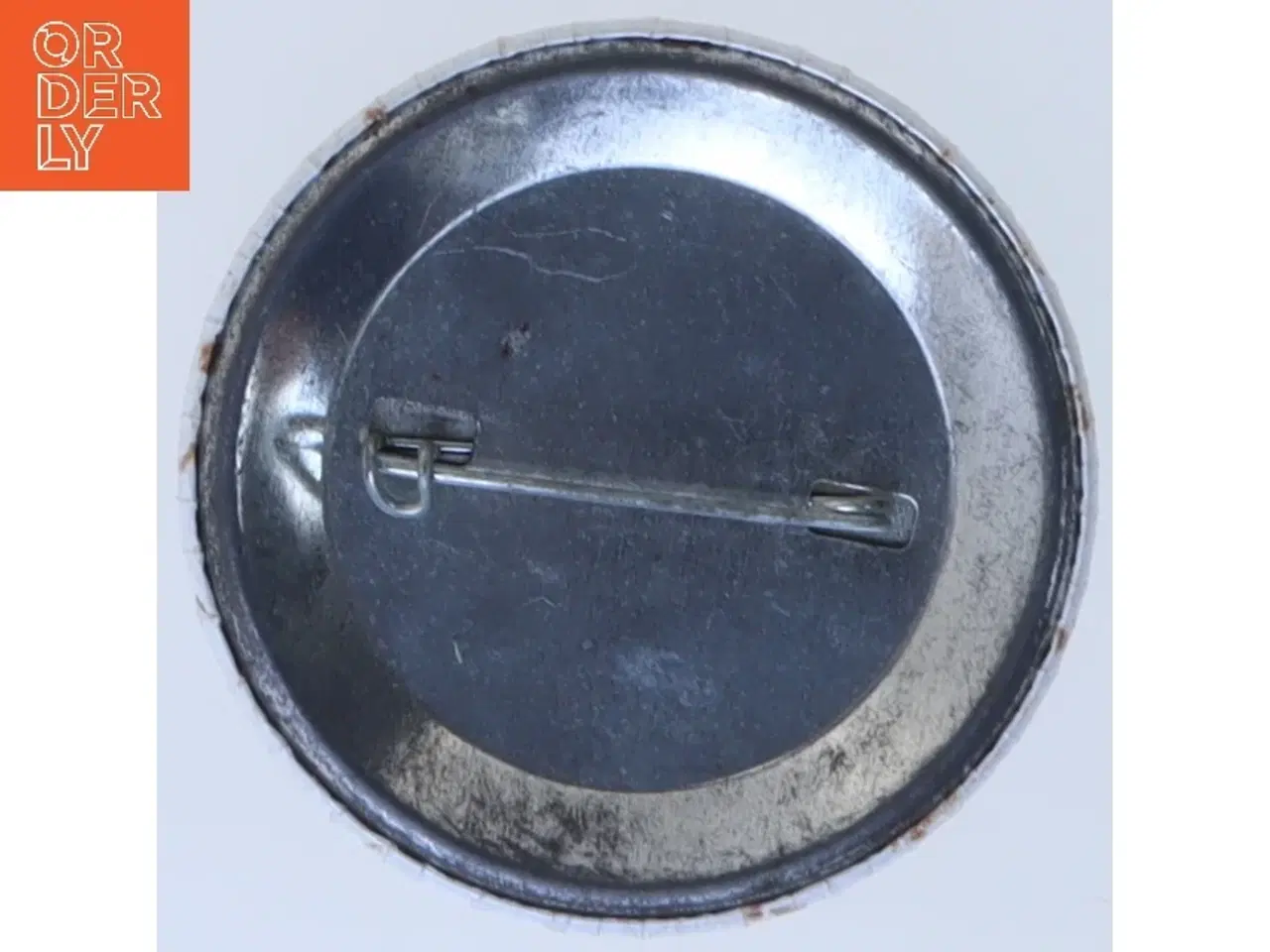 Billede 2 - Rund badge med tekst (str. Ø 5,5 cm)