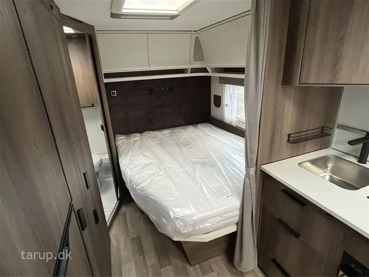 Billede 10 - 2026 - Kabe Smaragd 520 XL KS Premium Line   Fransk seng, rundsiddegruppe i mørkegråt skind, ALDE centralvarme, vandbåren gulvvarme, stort kompressor køleskab