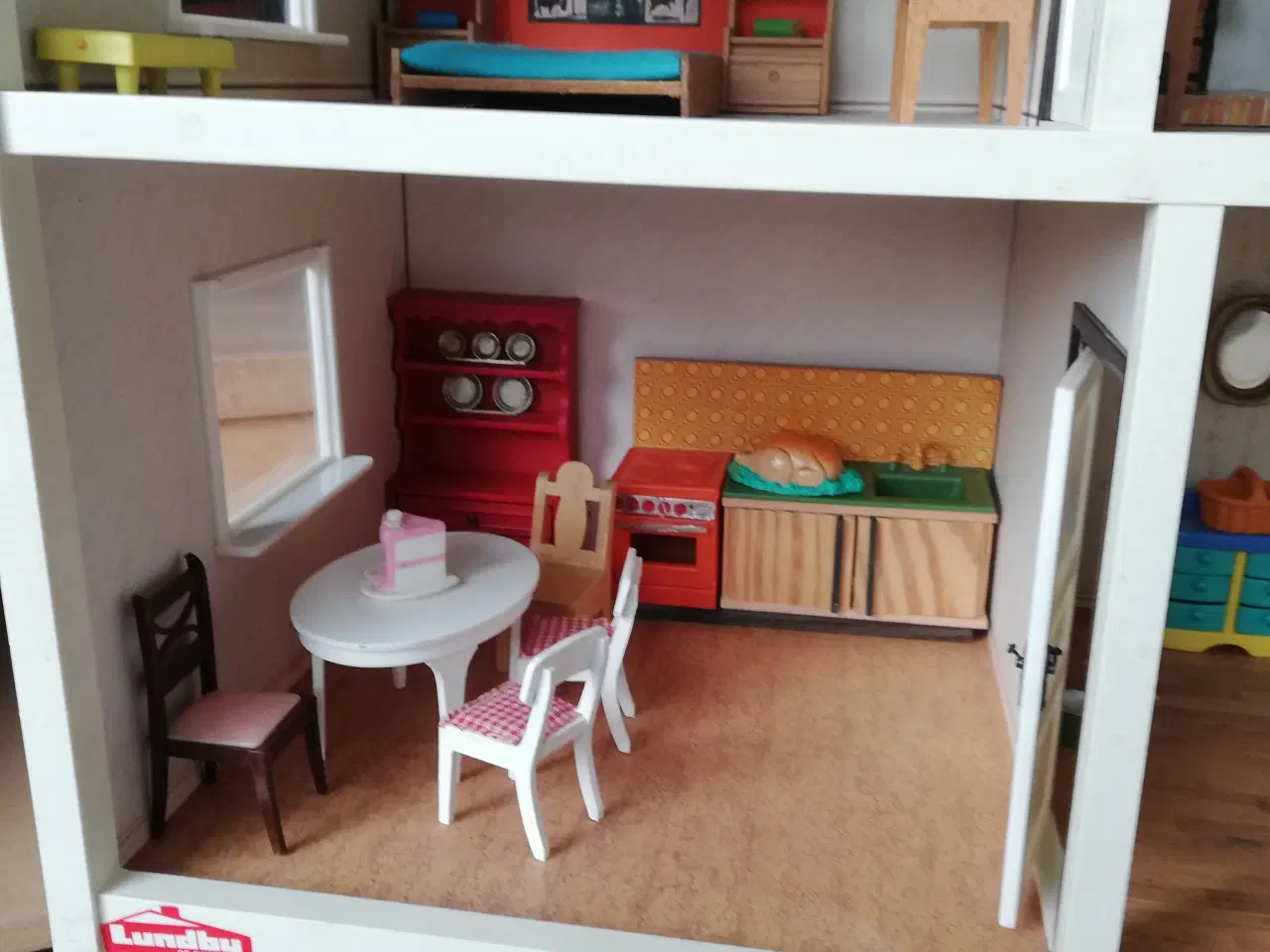 Billede 2 - Lundby dukkehus med indhold