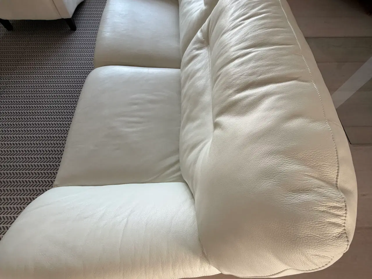 Billede 3 - Hvide 3 og 2 personers Hjort Knudsen lædersofaer