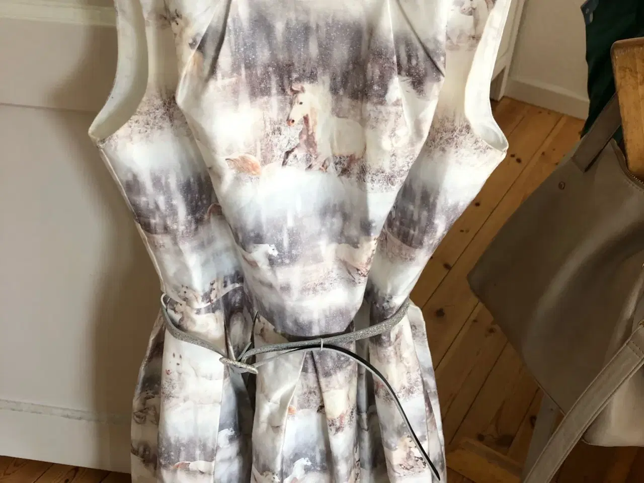 Billede 1 - Festkjiole med heste - smuk og speciel