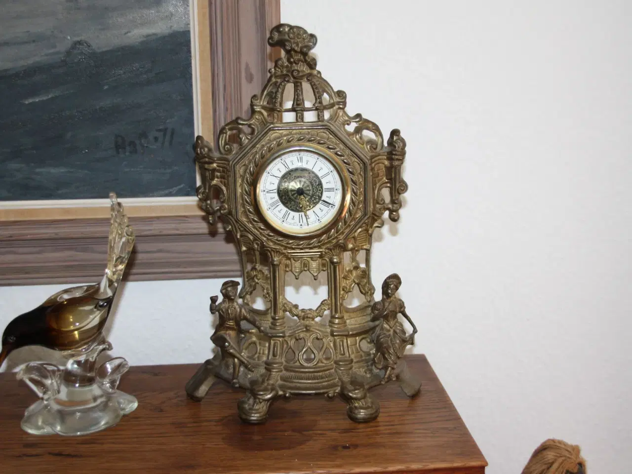 Billede 1 - Dekorativt bord ur i metal med siddende figurer