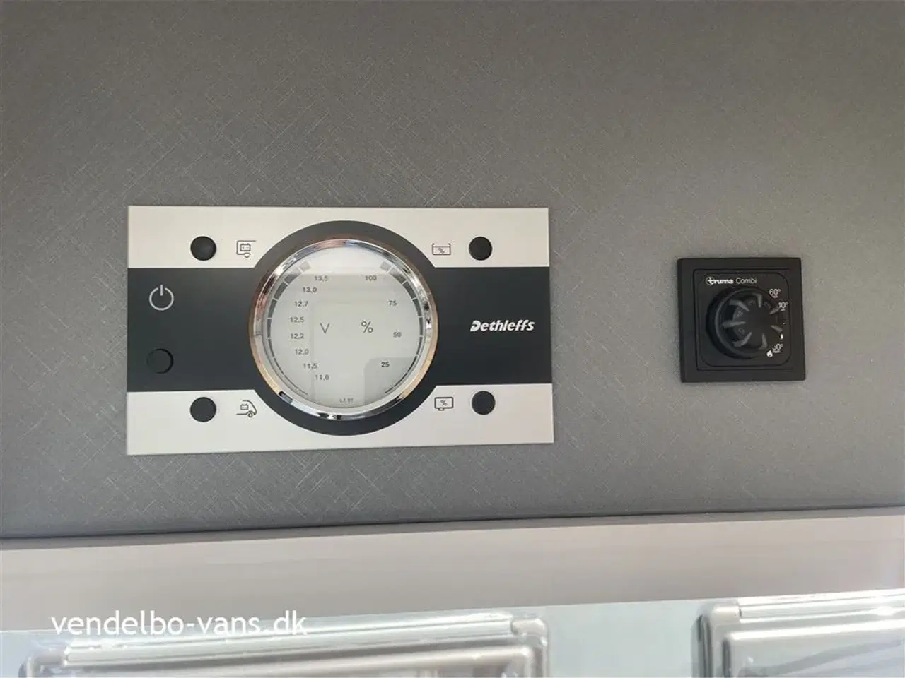 Billede 16 - 2026 - Dethleffs Just T 7052 EB - 90 Year   Enkeltsenge med 150 mm tyk 7-zoners madrasser i klimaregulerende materiale og gode liggemål på hele 215 cm