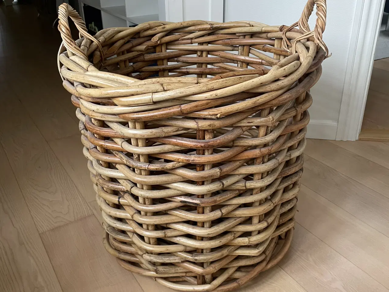 Billede 3 - Flettet kurv med håndtag i kraftig flet