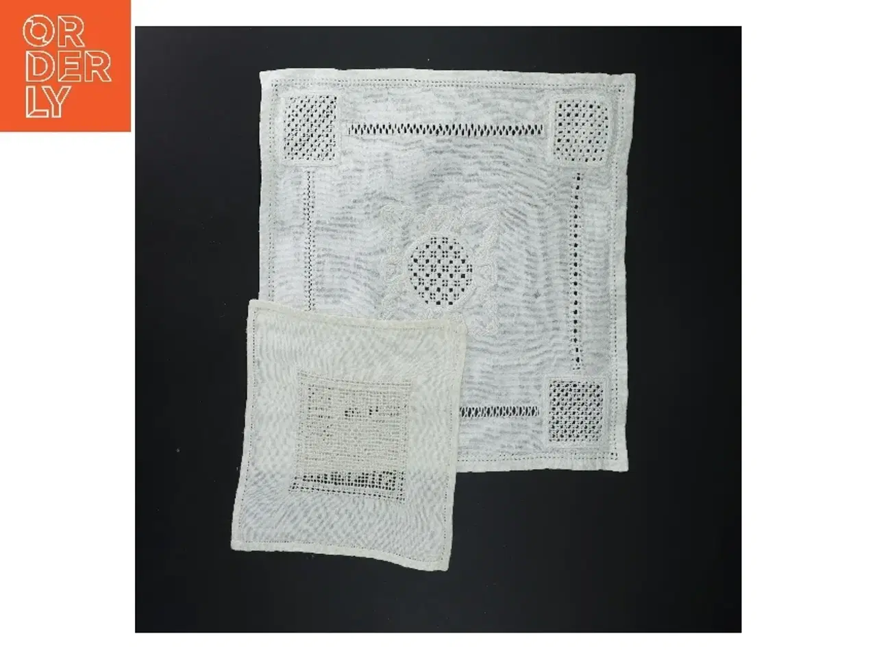 Billede 1 - Broderede servietter med hulsøm (str. 2 stk 18x17 & 28,5x29 cm)