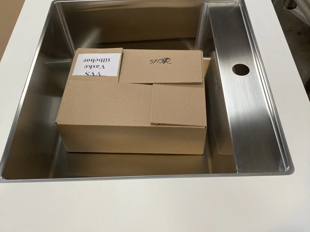 Billede 2 - Bordplade med underlimet vask