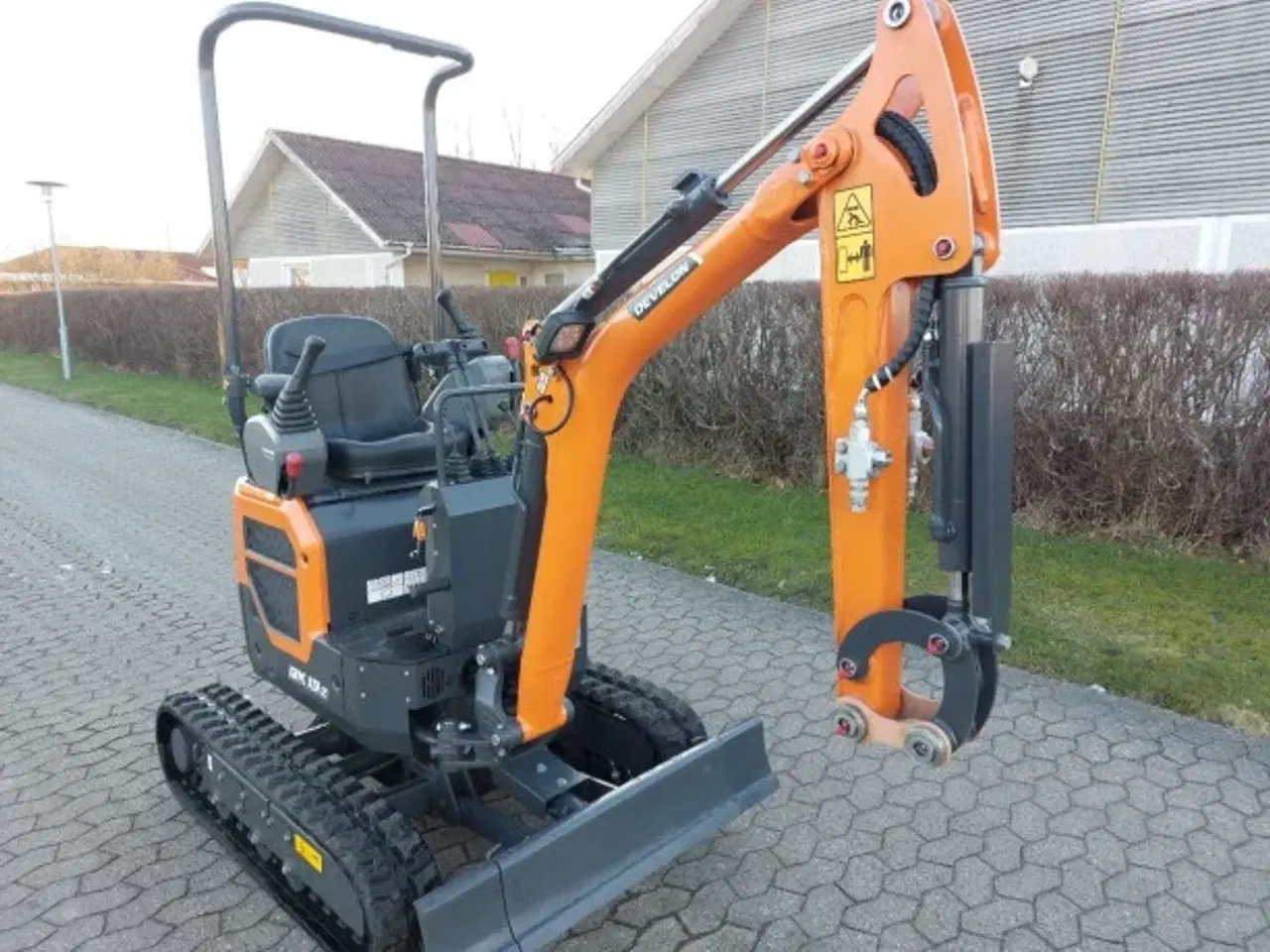 Billede 2 - Fabriksny Develon DX10-7 med 3 stk. skovle og mekanisk hurtigskifte