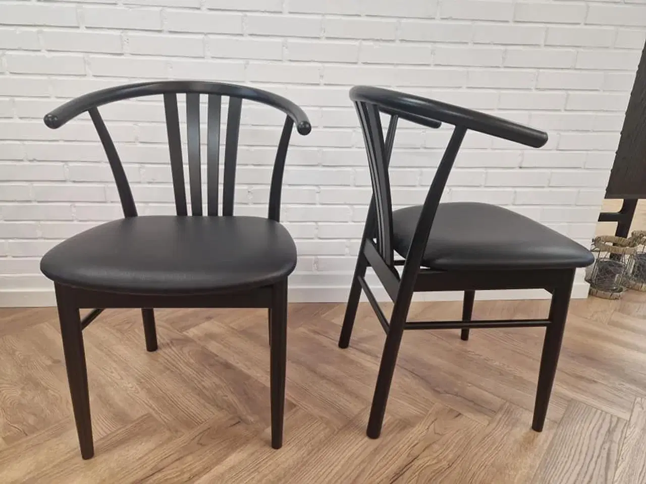 Billede 2 - 4 nye stole sort lakeret med læder 
