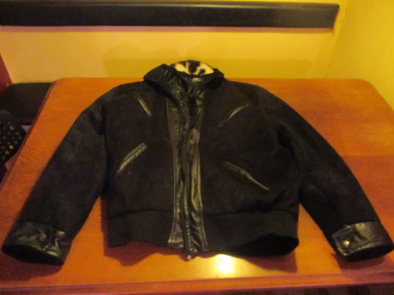 Billede 1 - sort Jakke med sort læder finish, jakke, bukser