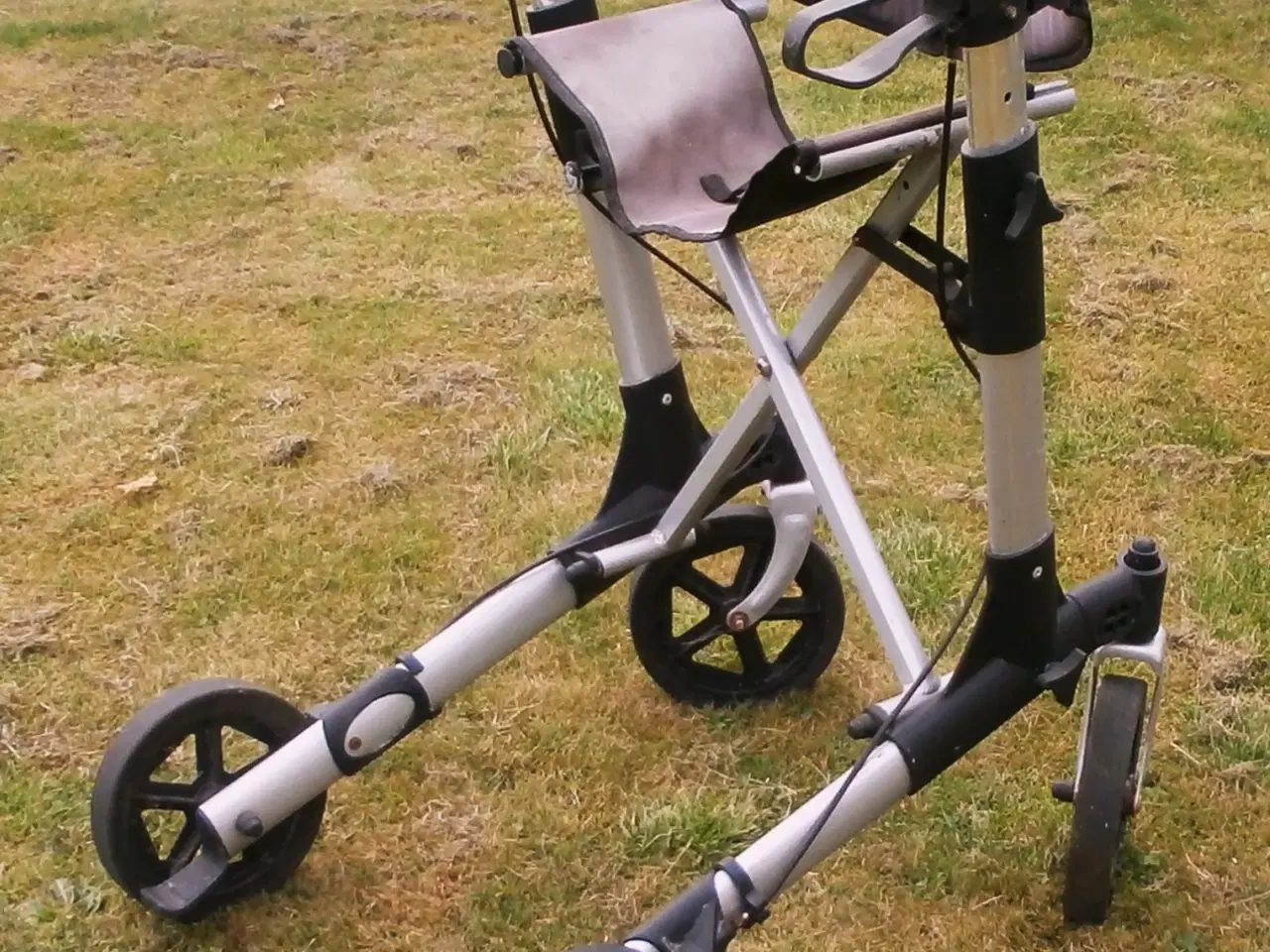 Billede 2 - Letvægtsrollator - nem og hurtig at folde sammen