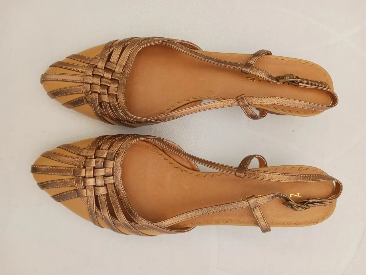 Billede 1 - Sandaler med guldbrocerede remme
