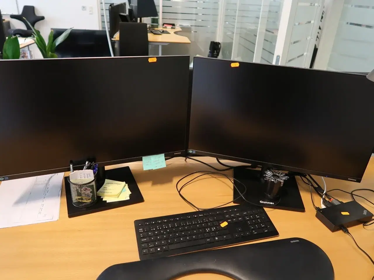 Billede 1 - 2 stk. computerskærme SAMSUNG F27T450FQR med tastatur
