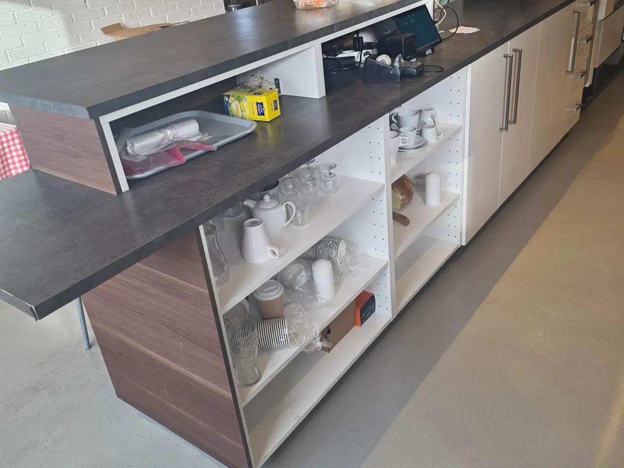 Billede 1 - Disk med skabe mm 