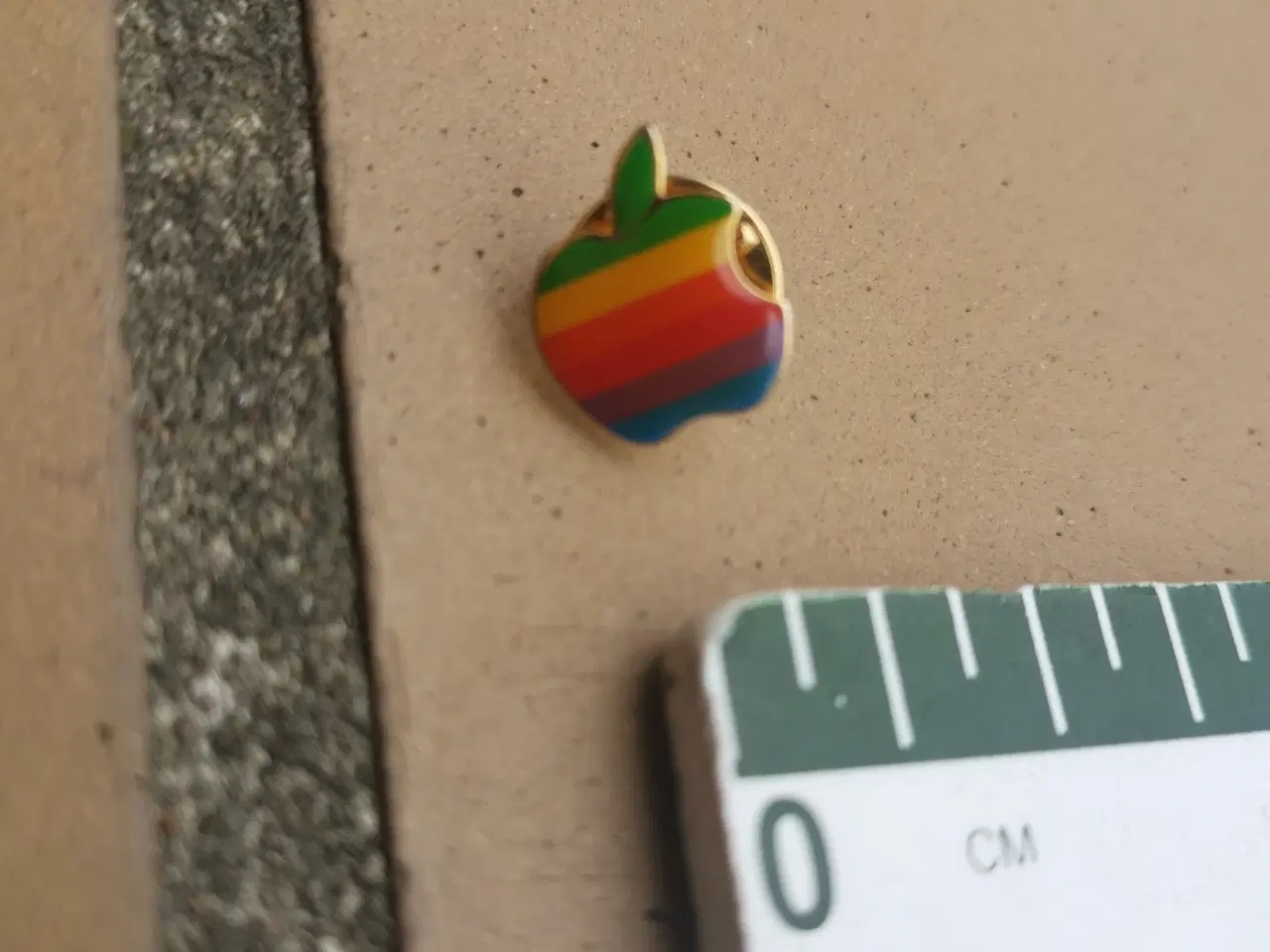 Billede 1 - Gammel Retro Regnbue farvet Apple Logo Pin f 90'er