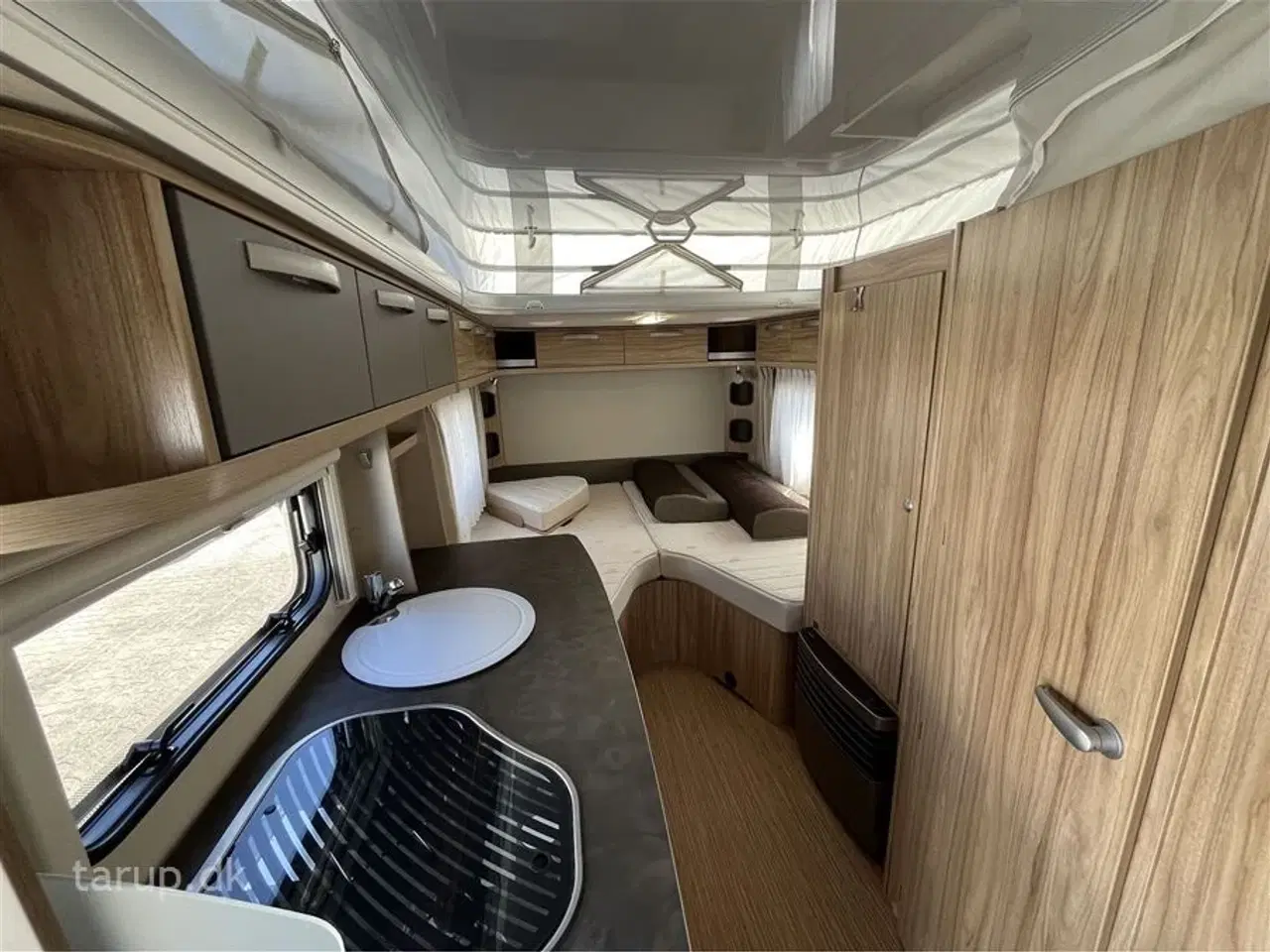 Billede 16 - 2022 - Hymer Feeling 442   Fortelt: Walker, mover, solceller, fast markise m sider og front, cykelholder, Truma UltraHeat, el- og gasboiler, endesiddegruppe, dobbeltseng