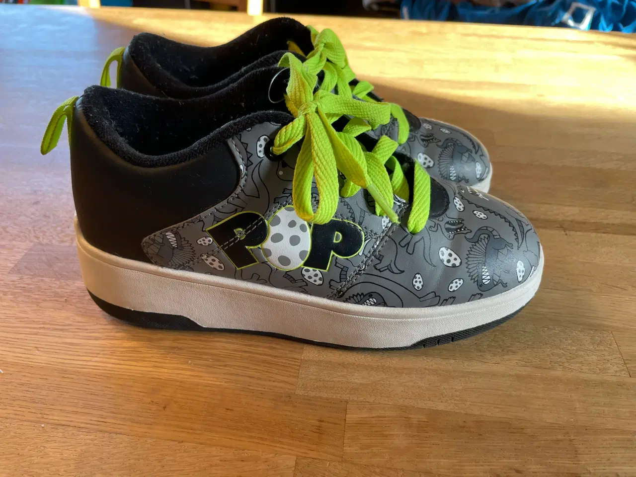 Billede 1 - POP rullesko str. 35 grå/neon med dinosaur-mønster