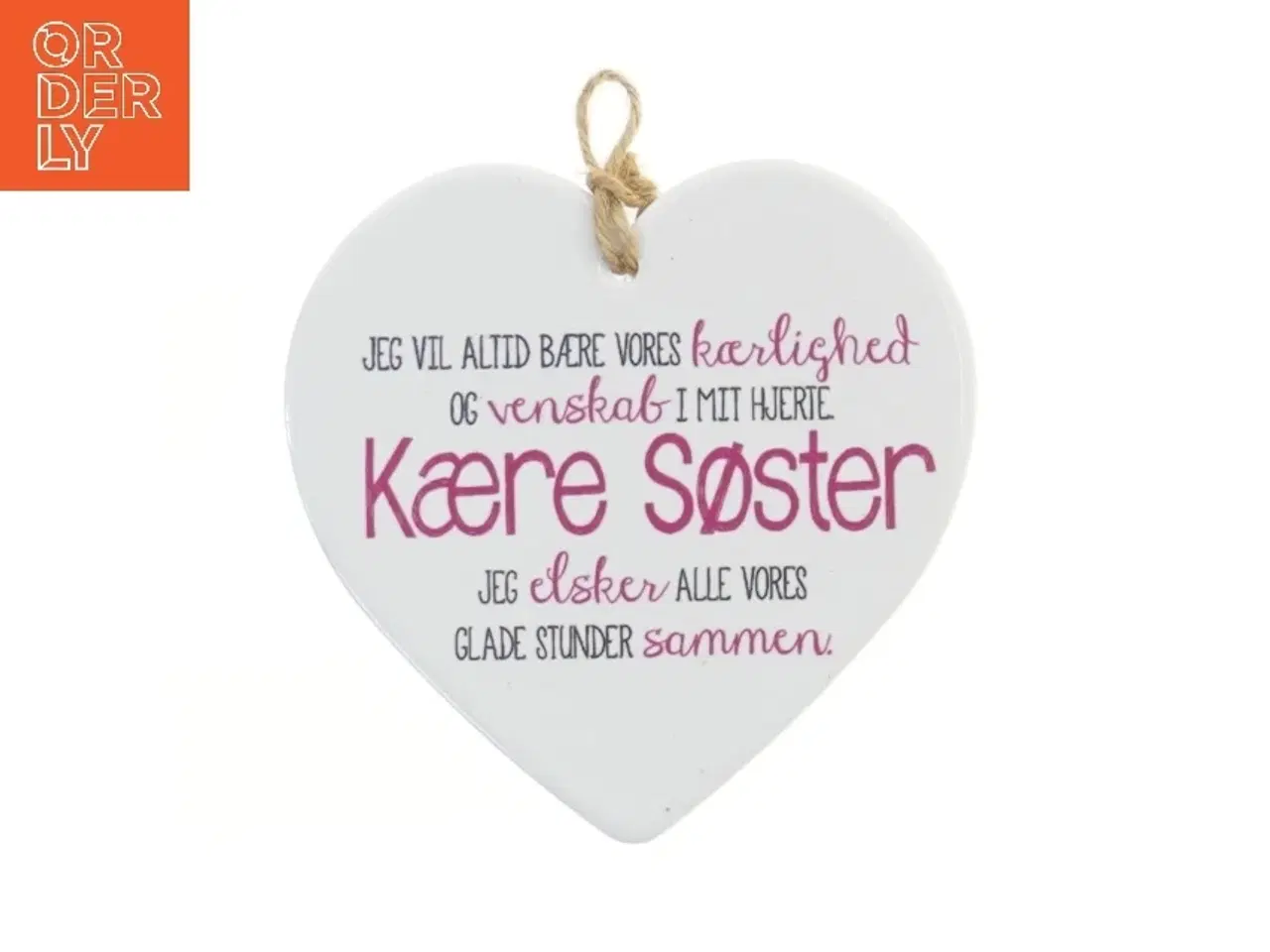 Billede 1 - Hjerteformet vægdekoration med tekst 'Kære Søster' fra Hisabjoker (str. 15,5x15 cm)
