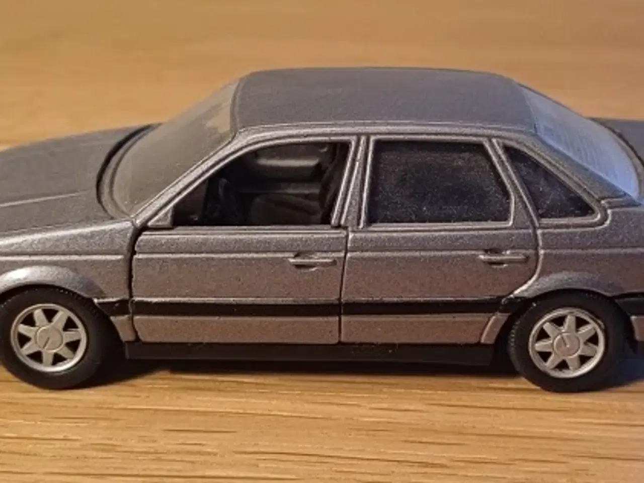 Billede 2 - VW Passat (Model 1988), 1/43