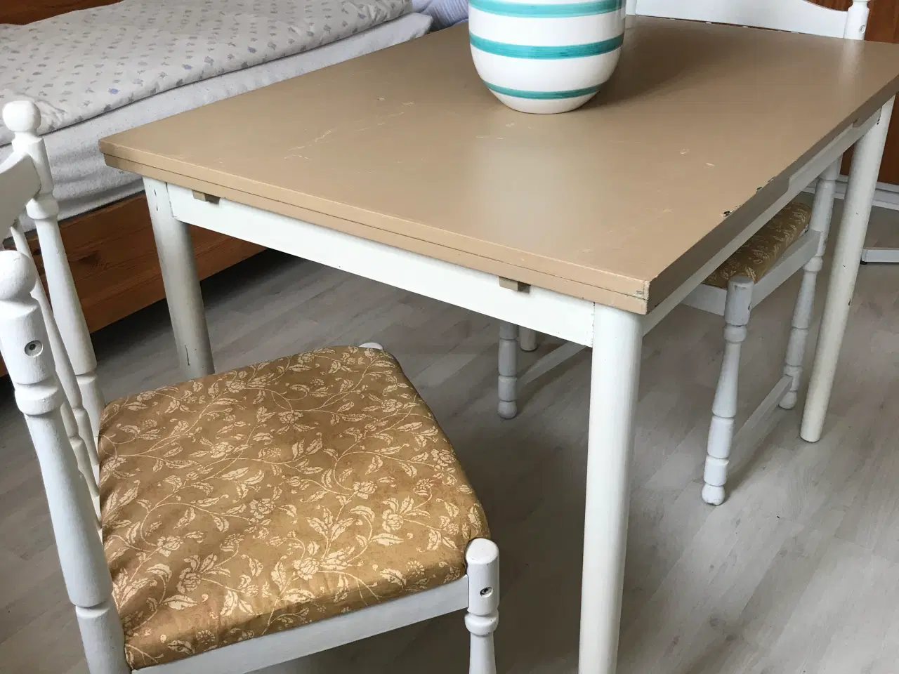 Billede 2 - Spisebord med plader og 2 stole