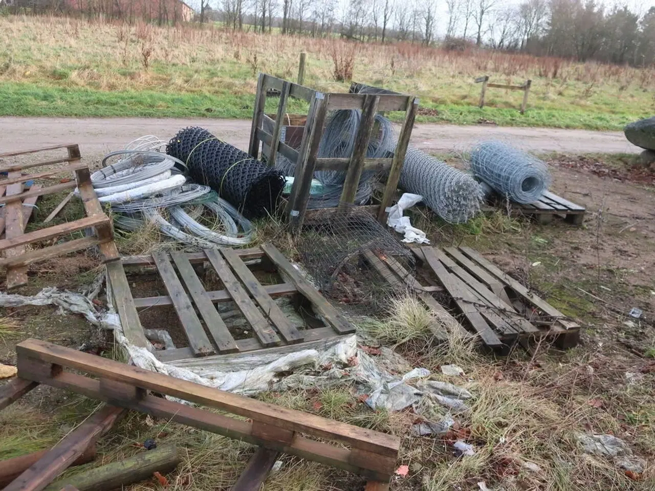 Billede 15 - Bareller, paller med indhold, hegnsstolper m.m.