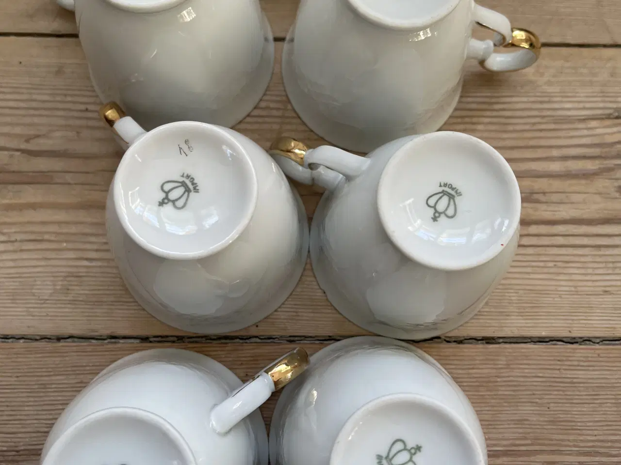 Billede 7 - Hvide kopper med præget mønster og guldkant