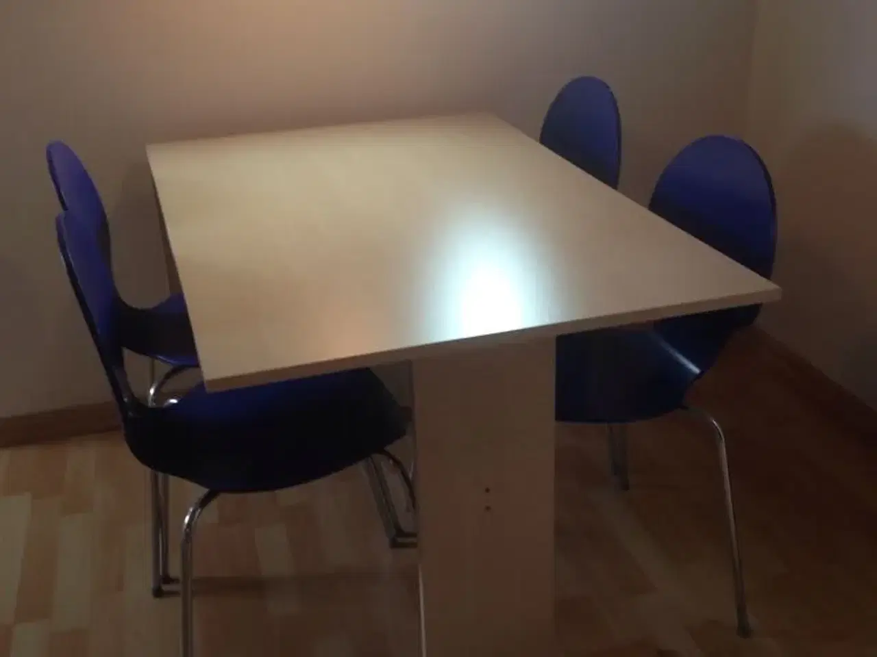 Billede 2 - Spisebord med 1 plade og 4 stole