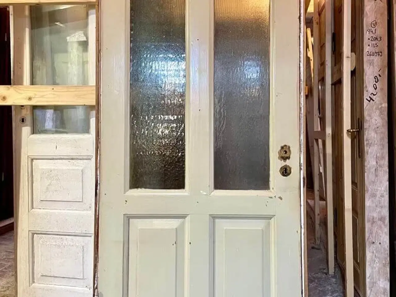 Billede 1 - Klassisk Dannebrogsdør m. glasparti og karm