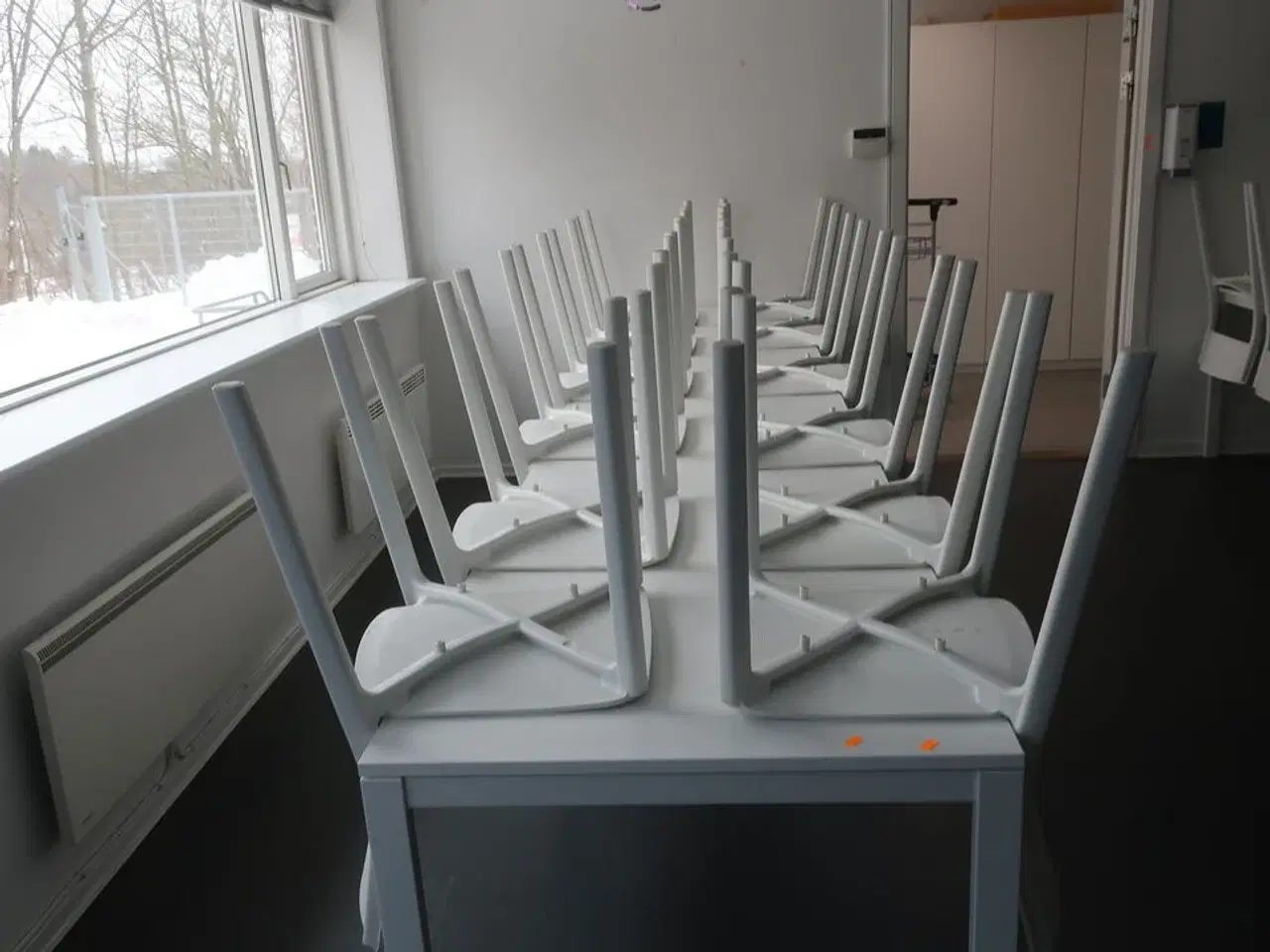 Billede 2 - 4 stk. spiseborde samt 15 stk. stole