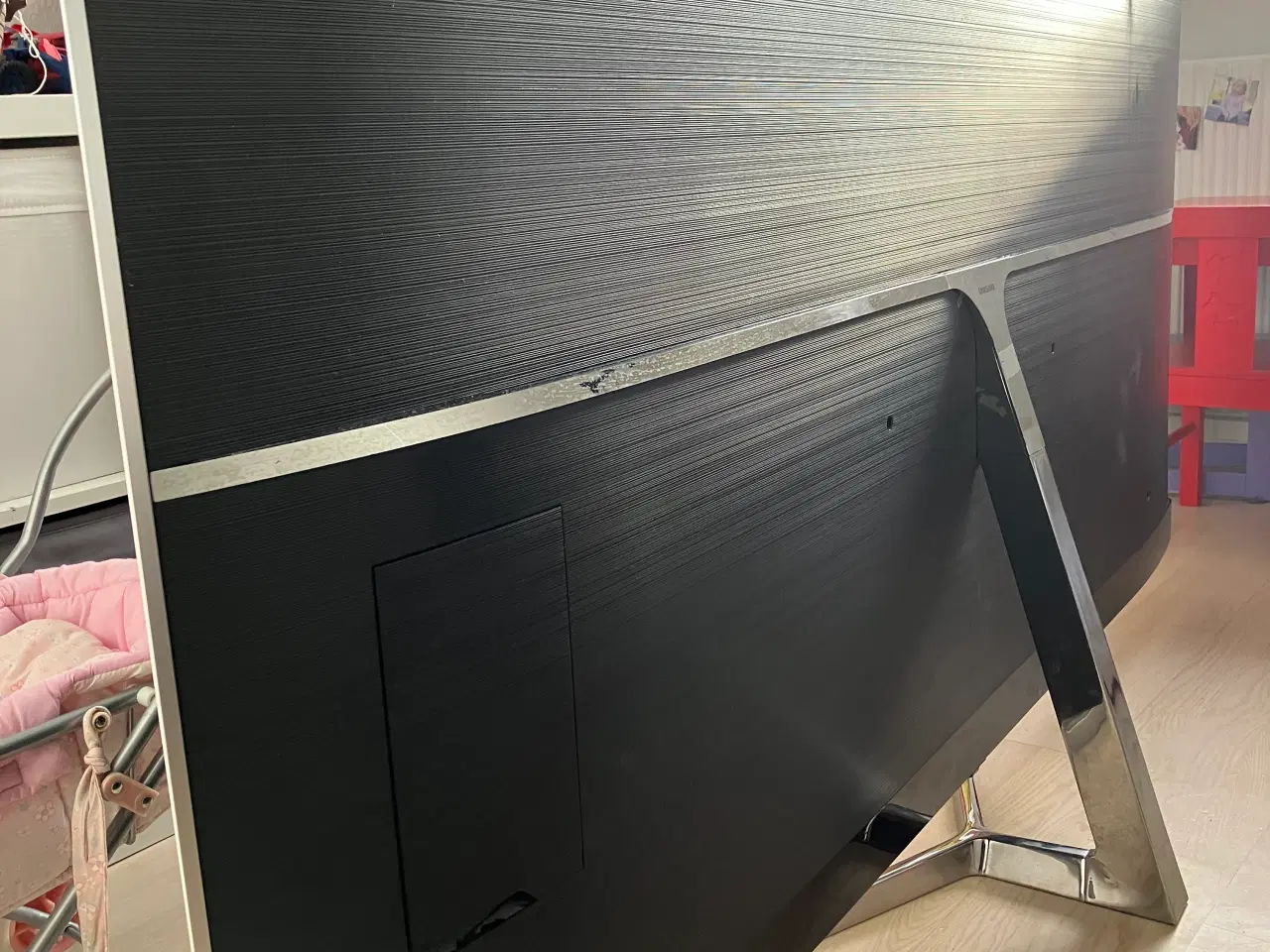 Billede 3 - 75" Samsung 4K UHD Smart TV UE75KS8005 har slankt 