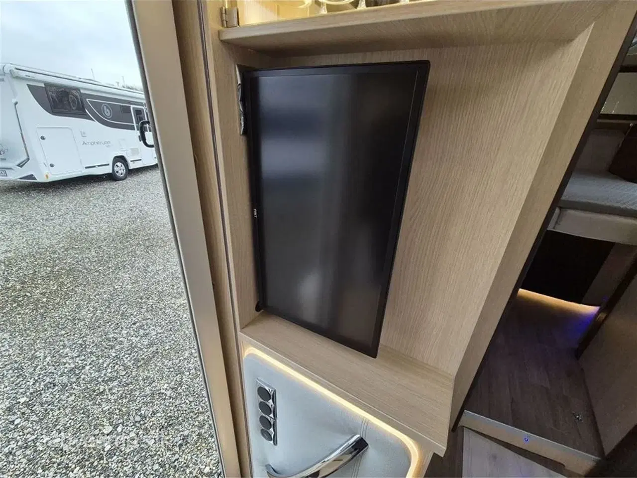 Billede 17 - 2024 - Autostar Prestige I 790 LC   Automatgear. Markise. 200 Ah lithium batteri. 2000w inverter. udvendig gasudtag. A/C. 2x Tv. hæve/sænke cykelstativ på El. Hydrauliske støtteben. Undervognsbehandlet.