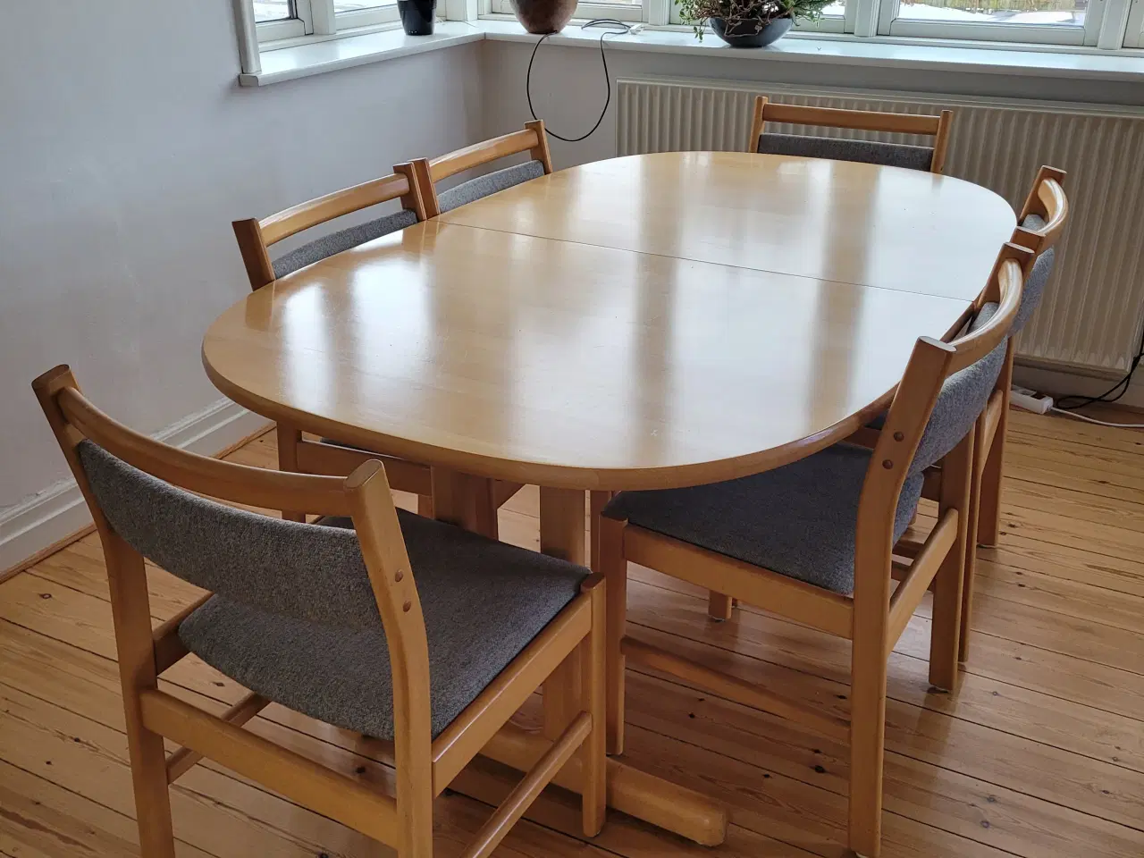 Billede 1 - Massiv lakeret bøgetræs bord m/6stole